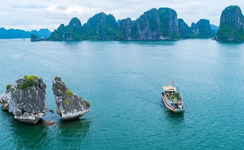5-Days North Vietnam Package Tour: Hanoi, Halong Bay and Mai Chau