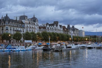 Winter Walking Tour of Geneva with Christmas Market Visit