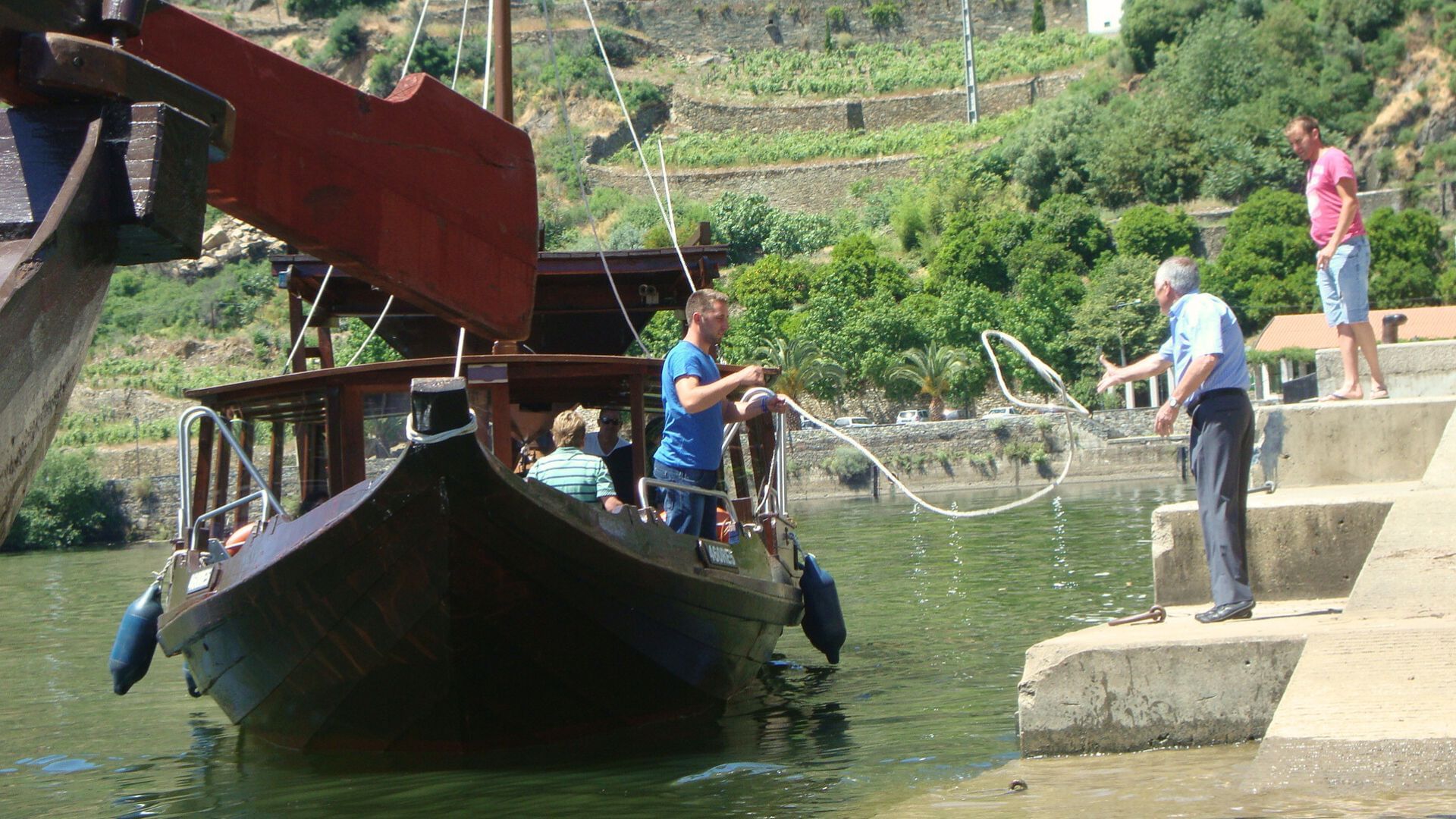 Image of a private Douro River Cruise arriving back in Pinhão on Cooltour Oporto's Douro Valley Wine Tour from Porto