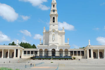 Private Full-Day Tour of Fátima, Óbidos, Batalha & Nazaré