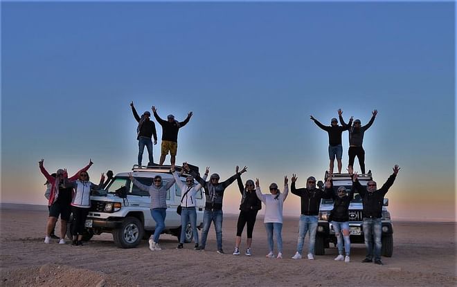 Hurghada: safari económico en jeep 4x4 por el desierto con pueblo beduino, barbacoa y espectáculo