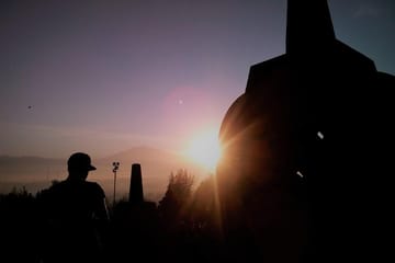 Sunrise Tour of Borobudur and Mendut Temples from Yogyakarta