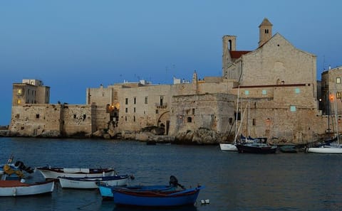 Walking Tour of Bari's Old Town and Coastal Promenade