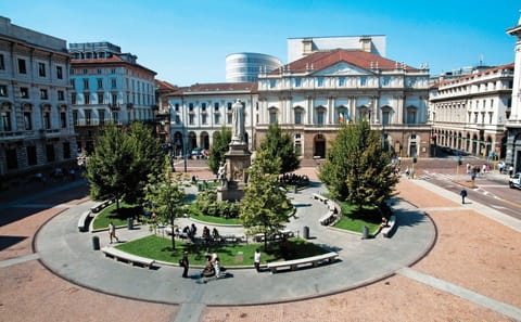 Cultural and Historical Tour of Milan's Iconic Landmarks