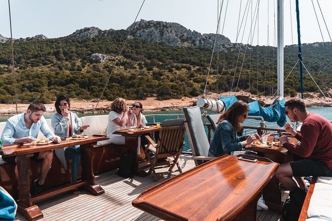 Lunch on Board: Savor a delightful experience on the sea, with freshly prepared dishes served in a stunning setting