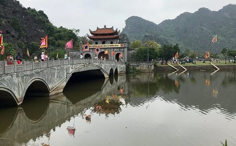 Day Trip to Hoa Lu, Trang An, and Mua Cave from Hanoi