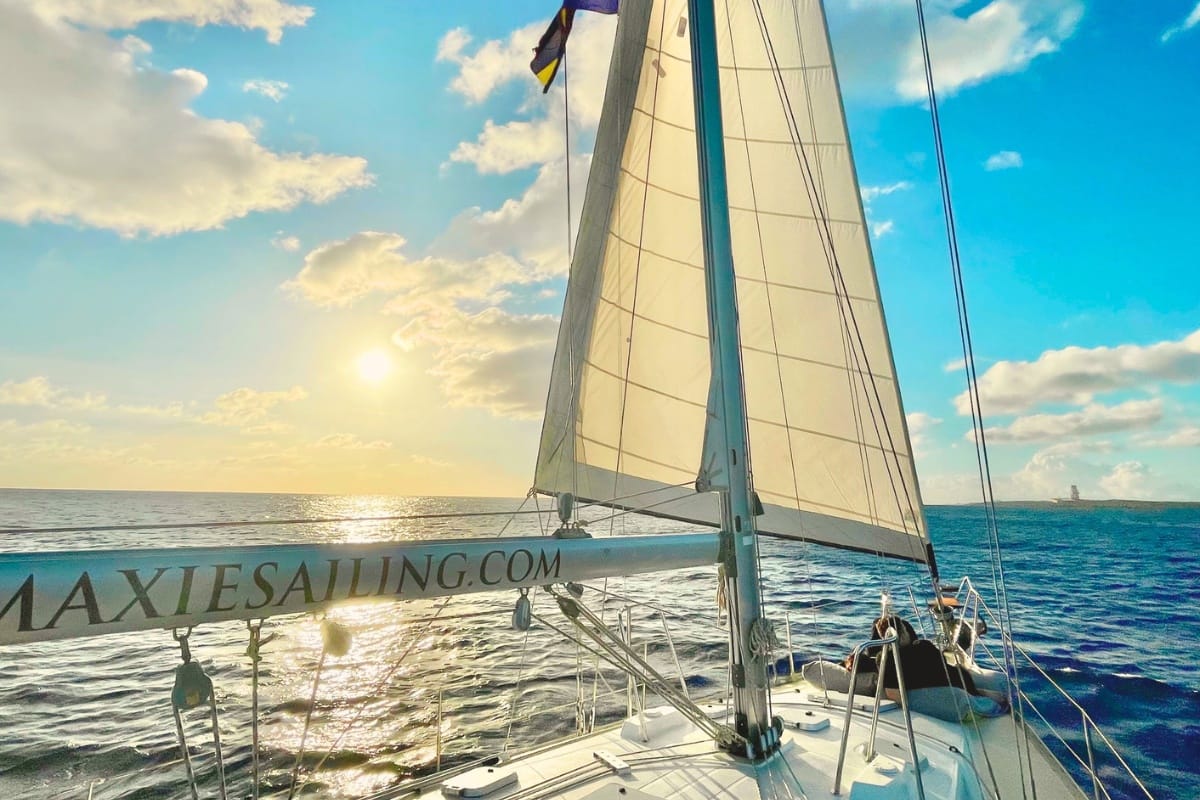 Happy couple celebrating private day tour on sailing yacht with Maxie Sailing Curacao