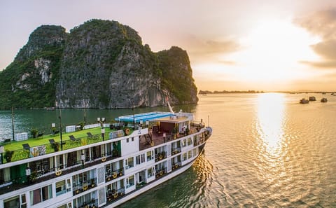 Luxury Halong Bay 2 Days Cruise ( Sung Sot Cave – Titov Island )