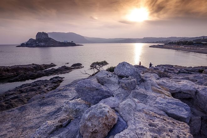 Isola di Kos - vista costiera del villaggio di Kefalos, dell'isola di Kastri e di un tempio ortodosso al tramonto