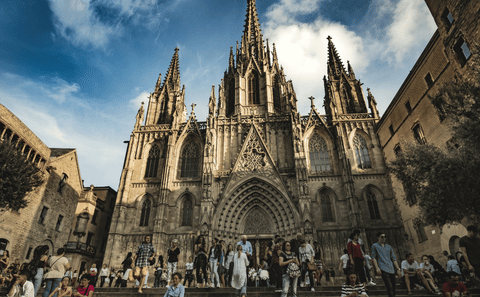Barcelona Old City Walking Tour + 1H Boat Cruise