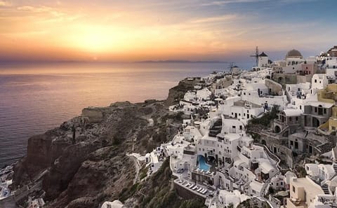 Full Day Cultural Tour of Akrotiri and Fira in Santorini