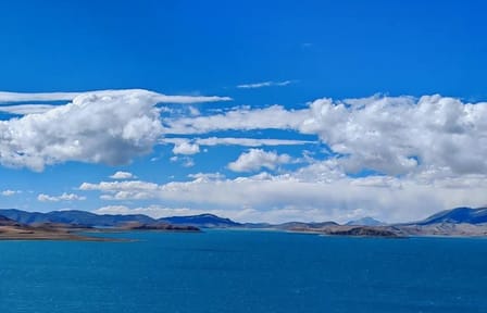 Day Trip to Lake Manasarovar from Darchen with Guided Tour