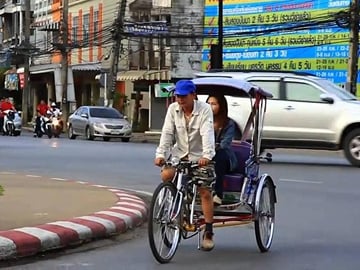Chiang Rai Night Bazaar Dinner and Trishaw Ride Tour