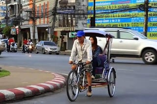 Chiang Rai Night Adventure: Dinner, Cultural Show & Trishaw Ride