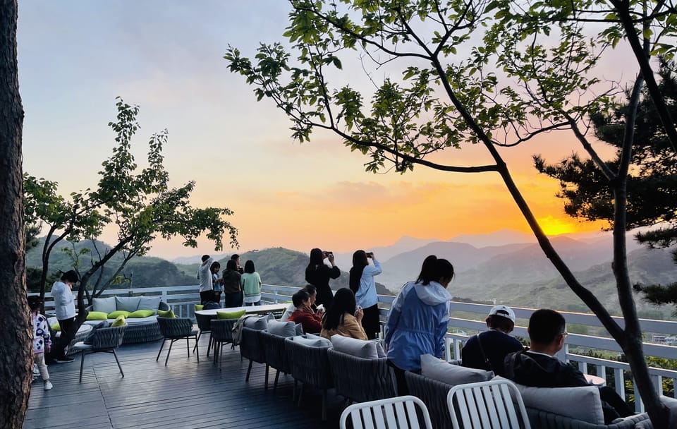 All Inclusive Mutianyu VIP Pass Tour with Lunch Overlooking the Wall