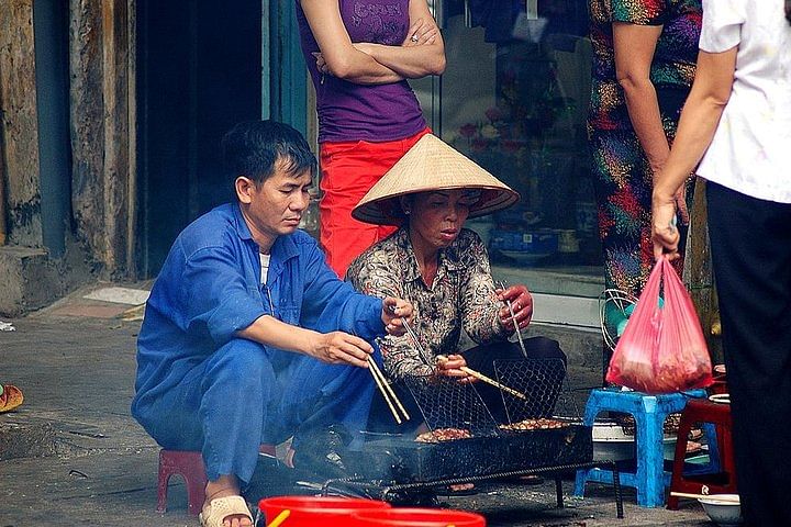 Private Hanoi Street Food Experience & Enchanting Water Puppet Show