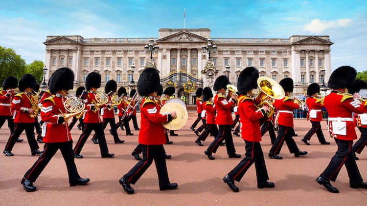 Changing the Guard and Magical Buckingham Palace Tour - 2 hour tour