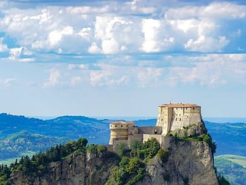 Discover San Leo: Italy’s Dramatic Cliffside Citadel