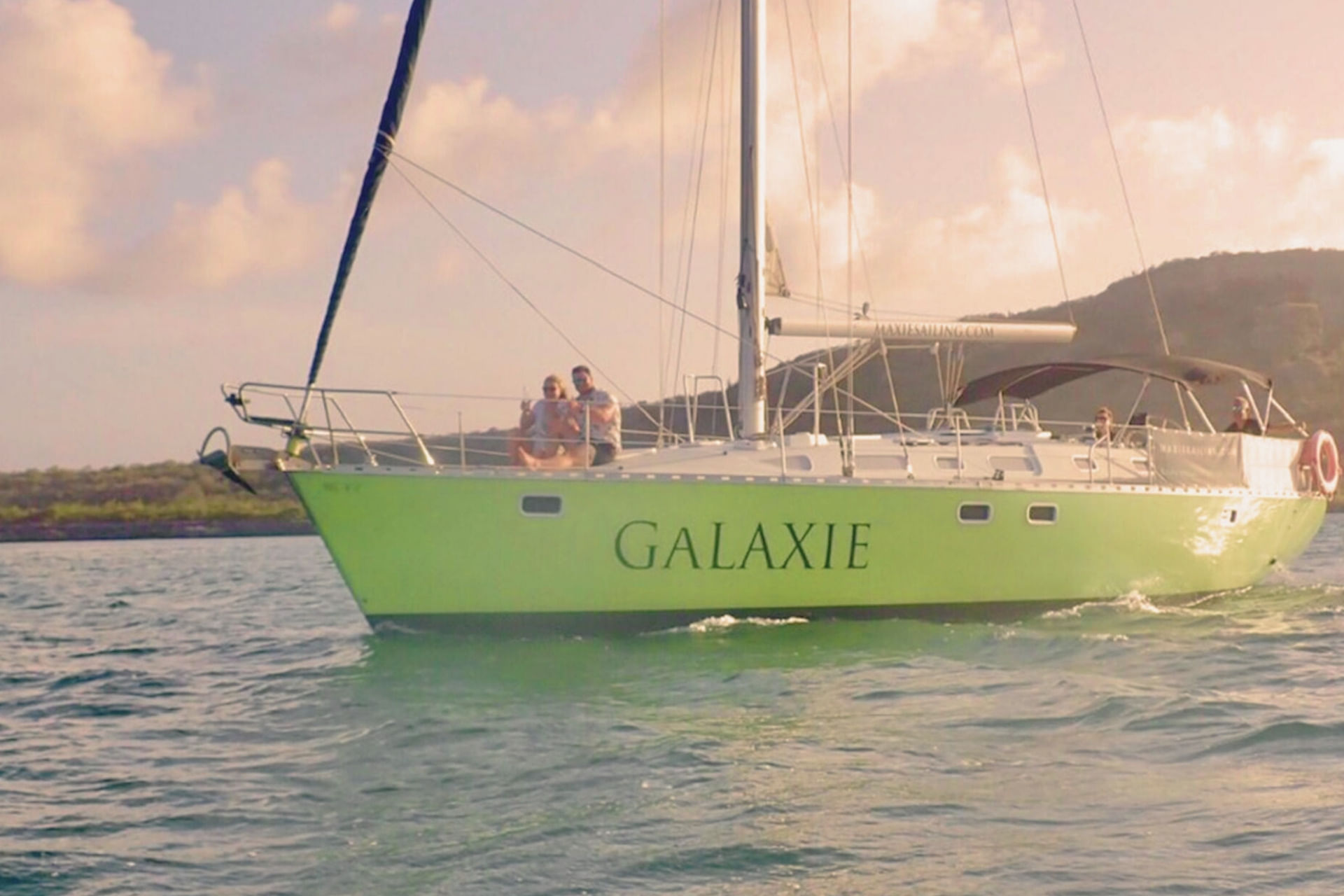 Romantic couple celebrating private sailing yacht with Maxie Sailing Curacao