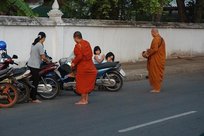 Monks Morning Almsgiving Tour – Traditional Food Offering photo 6