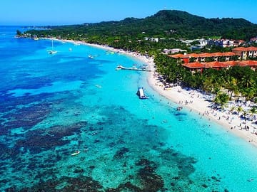 The perfect beach to relax and finish your day in Roatan