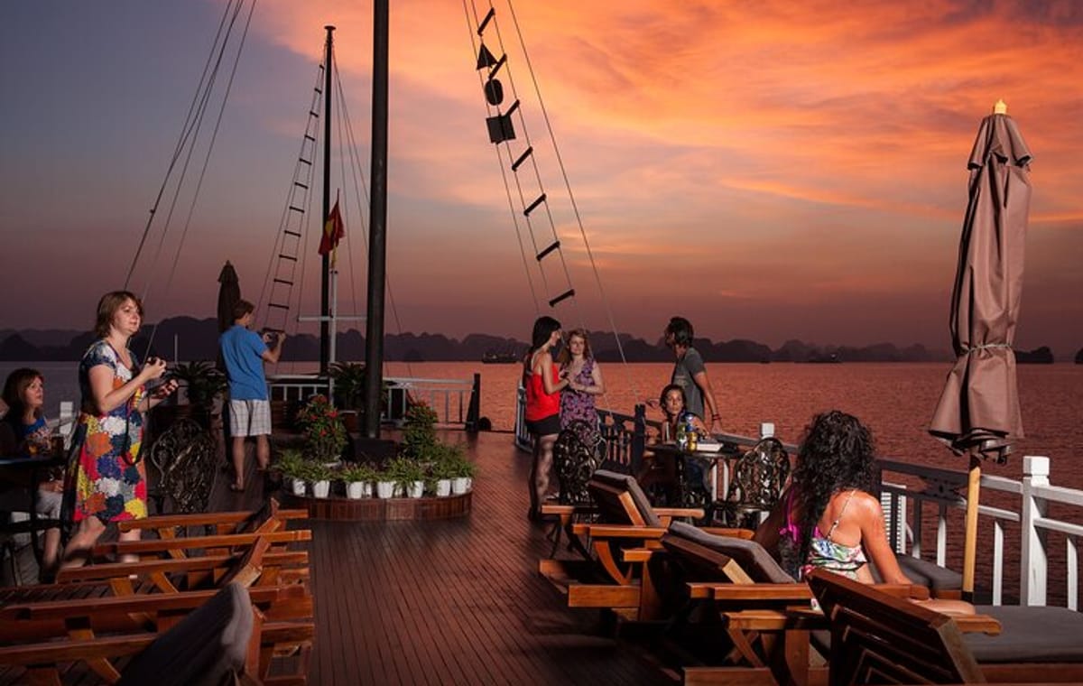 Standard Halong 2 days 1 night – overnight on cruise – Bai Tu Long routine