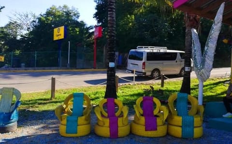Private Bus Tour of Roatán's Scenic Highlights and Culture