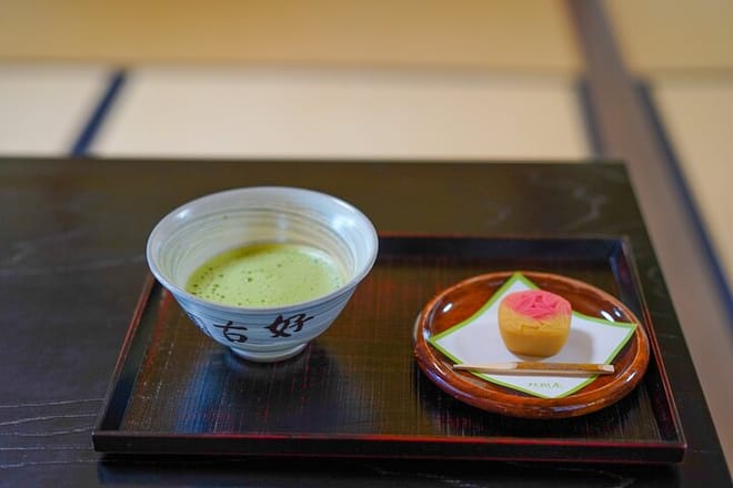 Himeji Castle Easy Bike Tour: Samurai History, Garden & Matcha photo 3