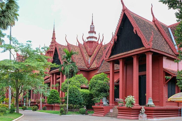 Enjoying a Phnom Penh sightseeing tour including cultural and historical landmarks