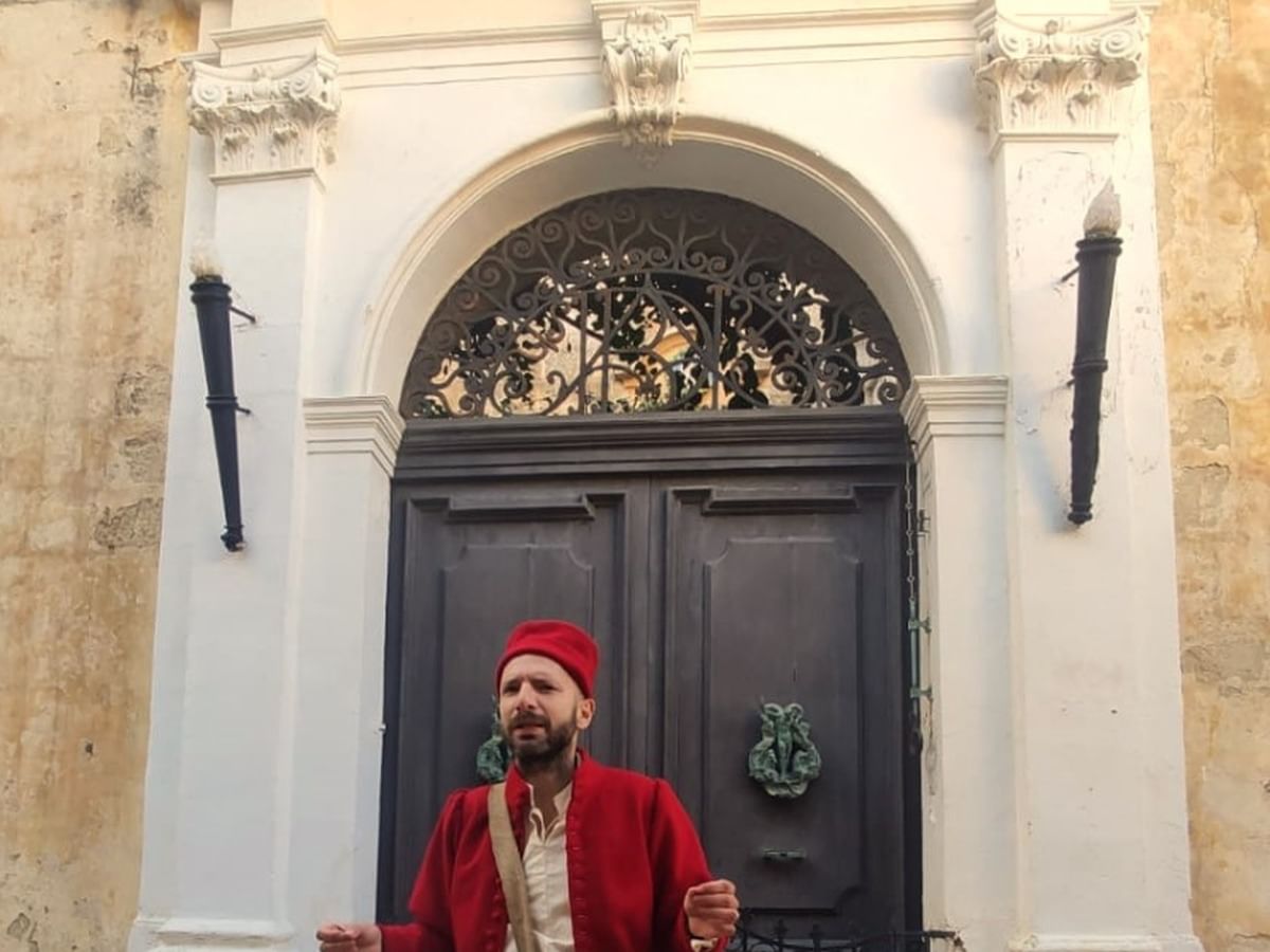 Your guide dressed in suthentic costume tells the tales of the silent city