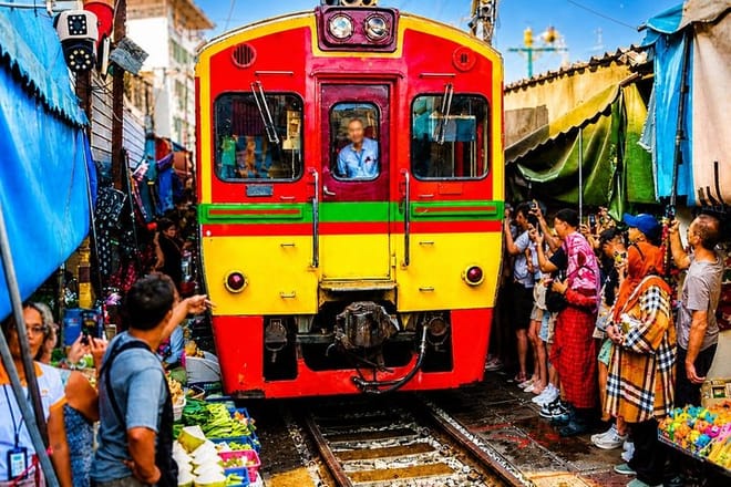 Bangkok: Floating Market, Maeklong Train Market & Dragon Temple 4