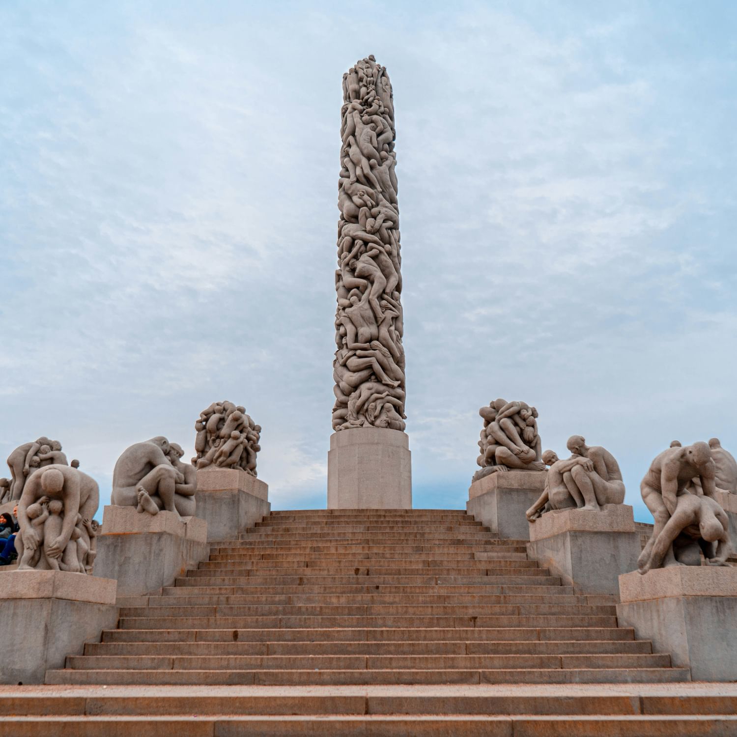 Utforsk Oslos rike historie og kulturarv med vår guidede tur som starter ved den majestetiske Akershus festning. Vi møtes ved statuen foran festningen, hvor vår kunnskapsrike guide vil gi en introduksjon til denne middelalderske borgen som har voktet Oslo i over 700 år. Her får du innblikk i Norges militære historie, kongelige tradisjoner, og festningens rolle som et symbol på nasjonal stolthet.