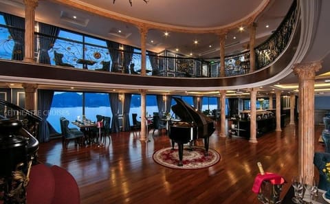 Le Theatre Cruise – Wonder on Ha Long & Lan Ha Bay 2 Days Tour