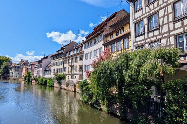 Maisons à colombages des anciens meuniers posées à fleur d'eau dans la Petite France.
