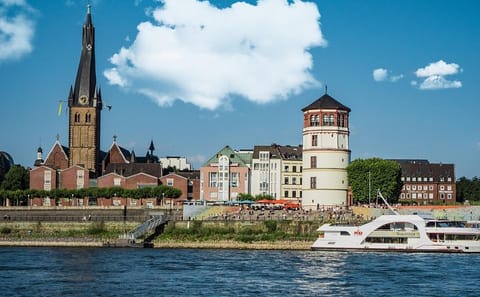 Private Guided Tour of Düsseldorf's Iconic Architecture and Waterfront