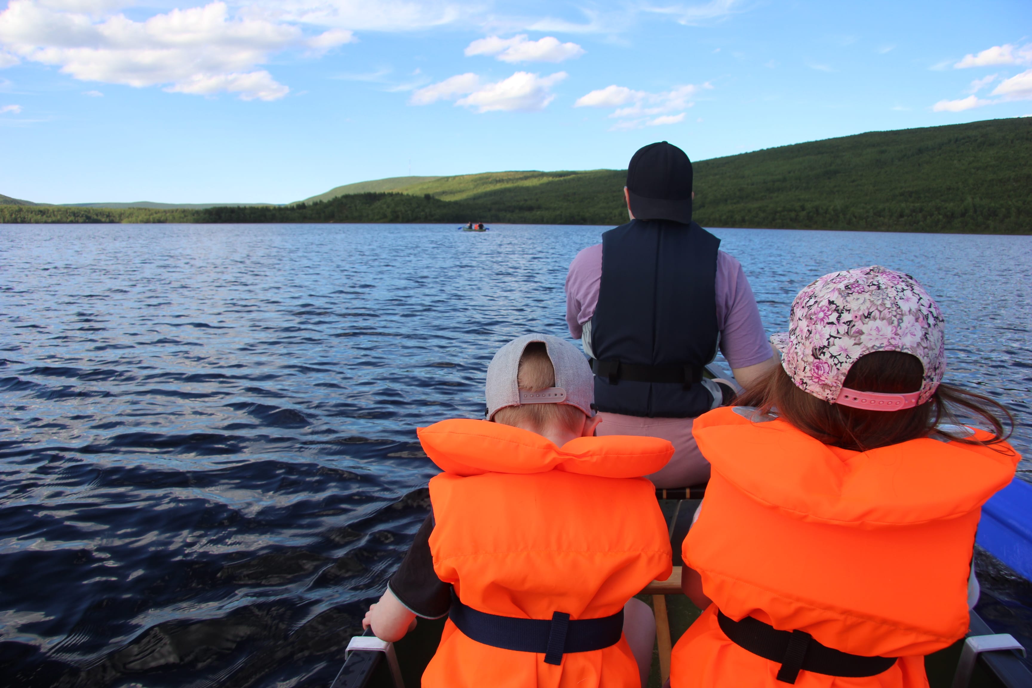 Canoe paddling in Utsjoki Mantojärvi with family.