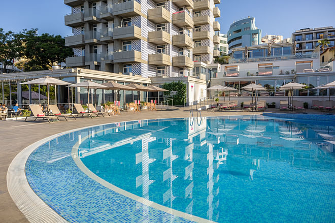 Pool Day Pass: Cama Balinesa con Sangría y tabla de embutidos y quesos