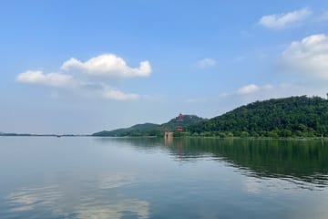 Cycling Tour of East Lake and Gardens in Wuhan