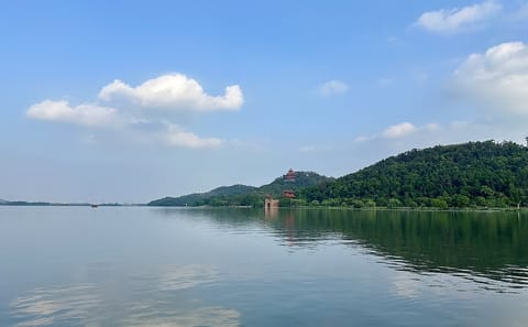 Cycling Tour of East Lake and Gardens in Wuhan