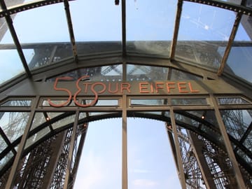Romantic Dinner and Cabaret Experience in Paris