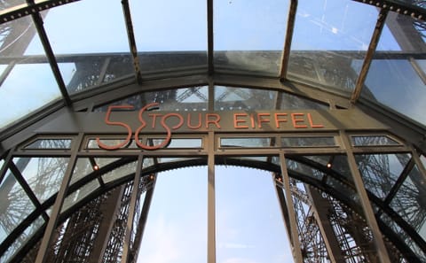 Romantic Dinner and Cabaret Experience in Paris
