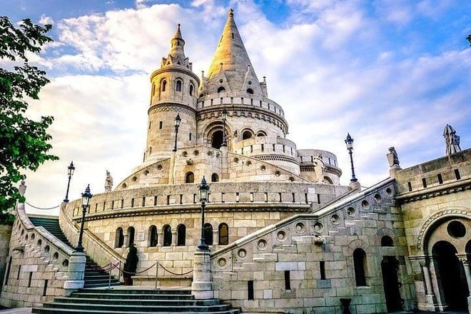 6 hours Private Budapest city tour with coffee and cake stop and daytime Danube river cruise photo 5