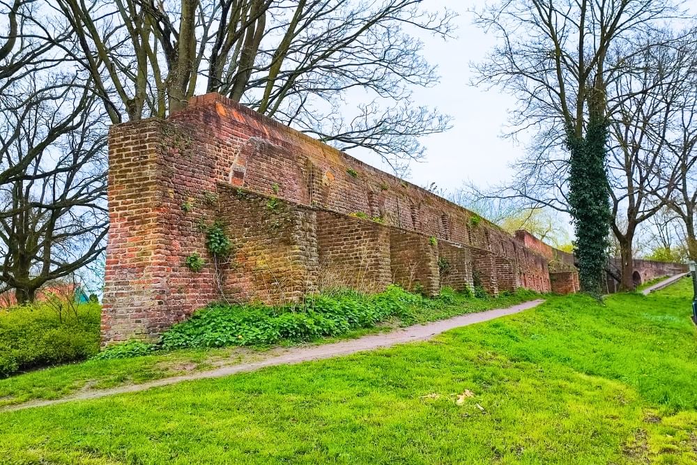 Hidden architectural detail of the city wall along the route of the Amersfoort escape game City Detective.