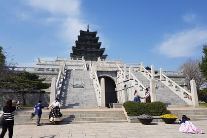 Seoul City Sightseeing Tour Including Gyeongbokgung Palace, N Seoul Tower, and Namsangol Hanok Village