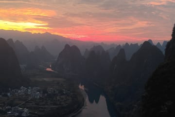 Sunrise Tour at Xianggong Hill in Yangshuo/Guilin
