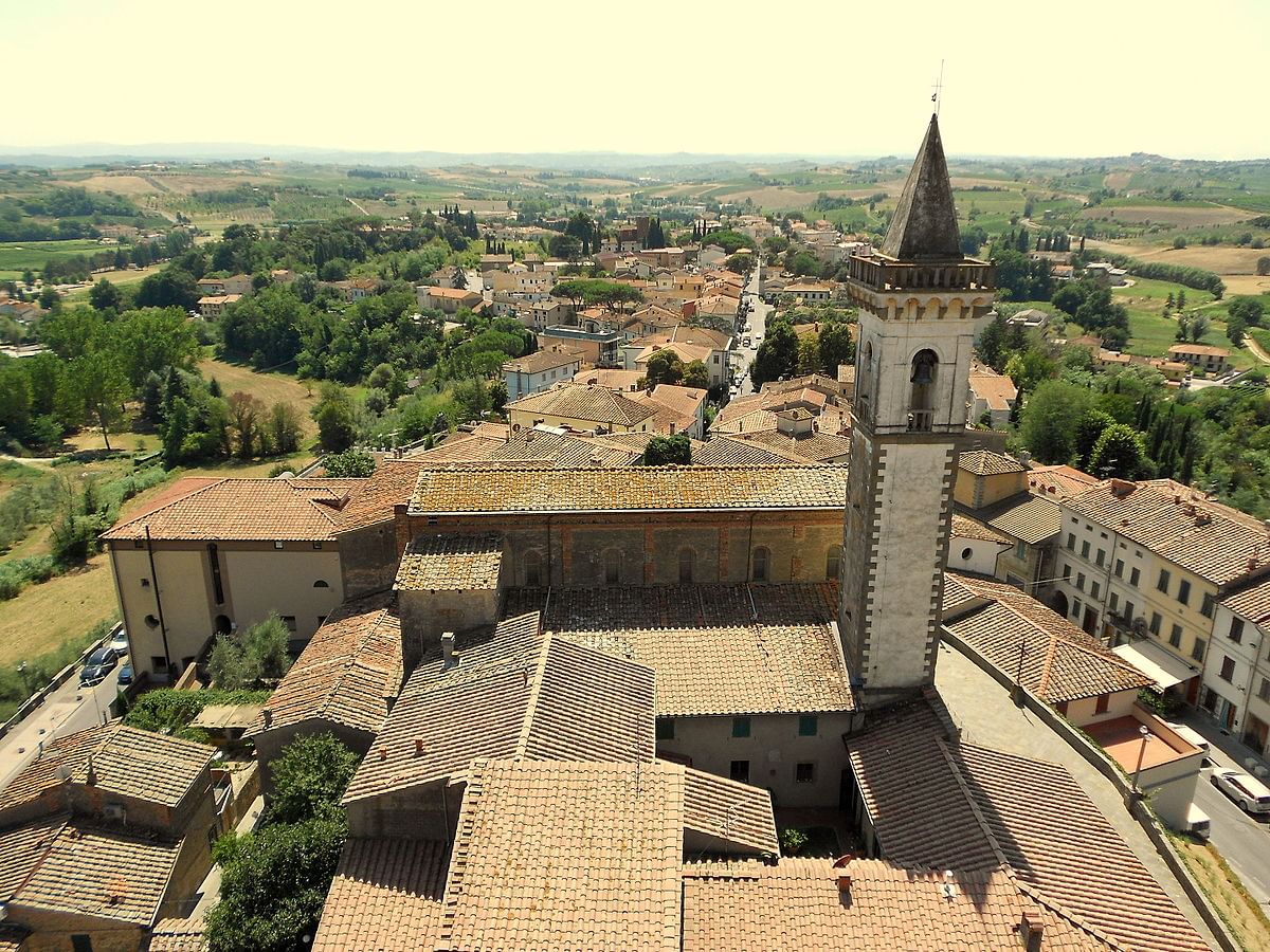 Wide view of Vinci's city centre and BellTower 