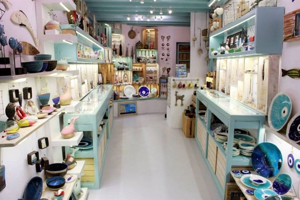 Innenraum eines Souvenirladens in Mykonos-Stadt mit traditionellen griechischen Geschenken, Kunsthandwerk und Souvenirs