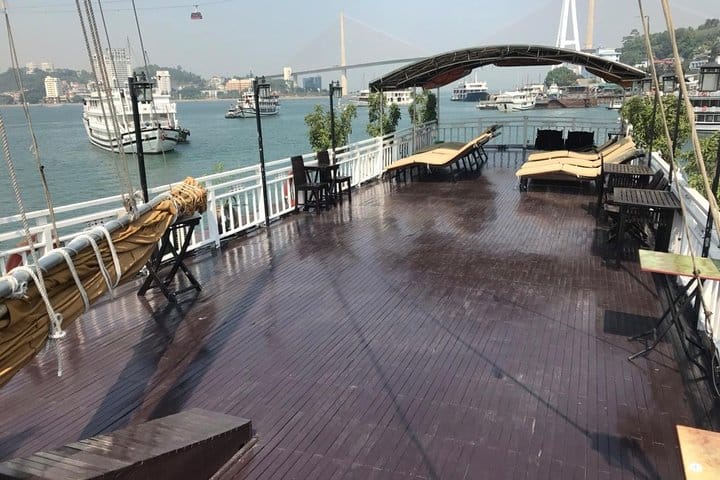 sundeck bai tho cruise