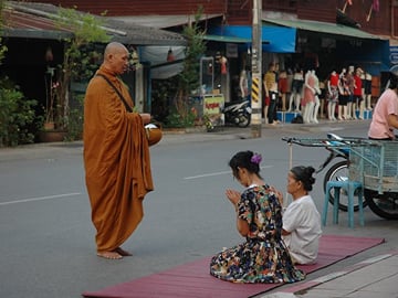 Mae Salong Morning Almsgiving Tour with Food Offering