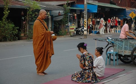 Mae Salong Morning Almsgiving Tour with Food Offering